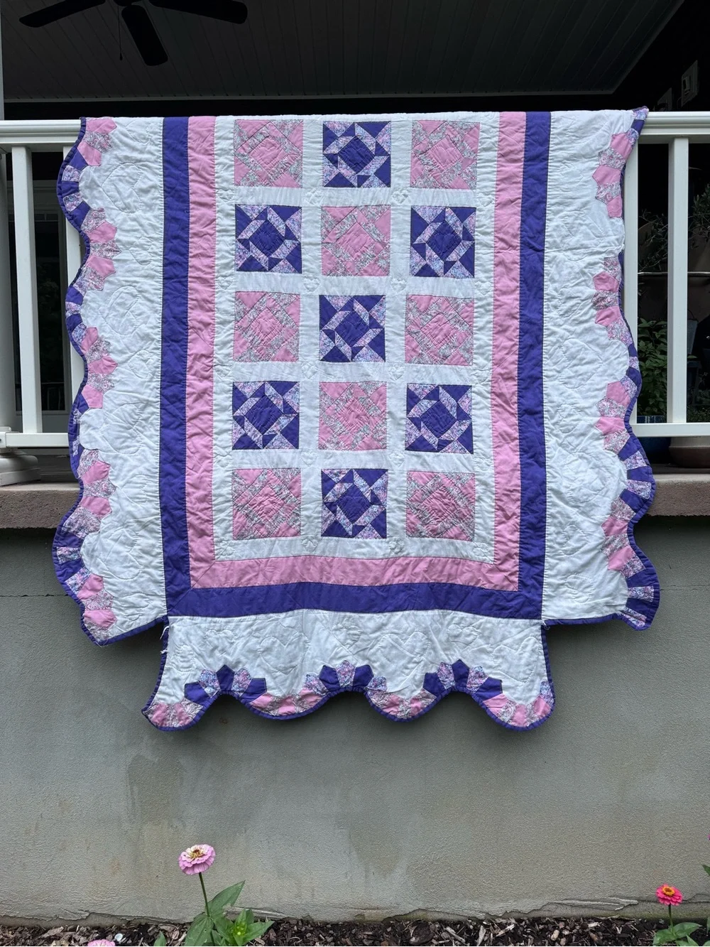 Vintage / Handmade Patchwork Quilt – Pink & Purple Scalloped Border Cottage